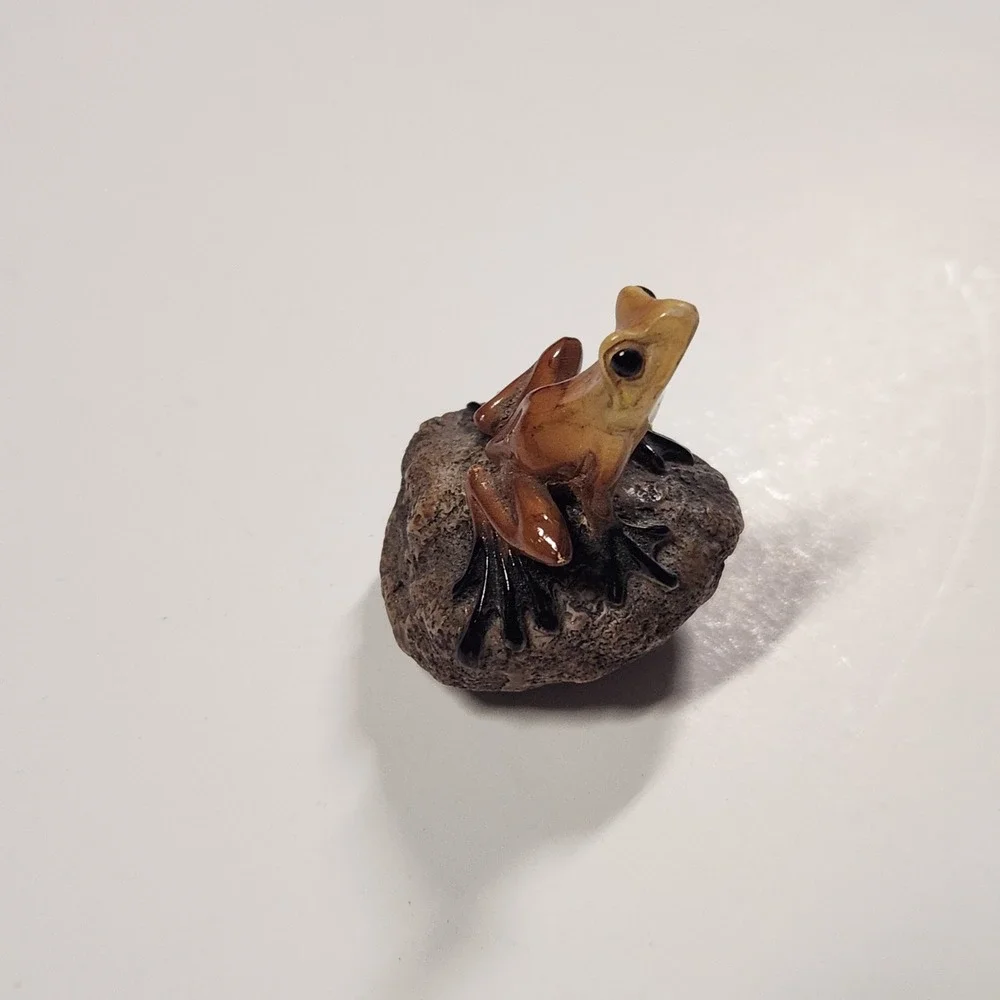 Realistic Miniature Frog on Rock Figurine Brown Tan Resin Nature Decor 1.5 Inch‎